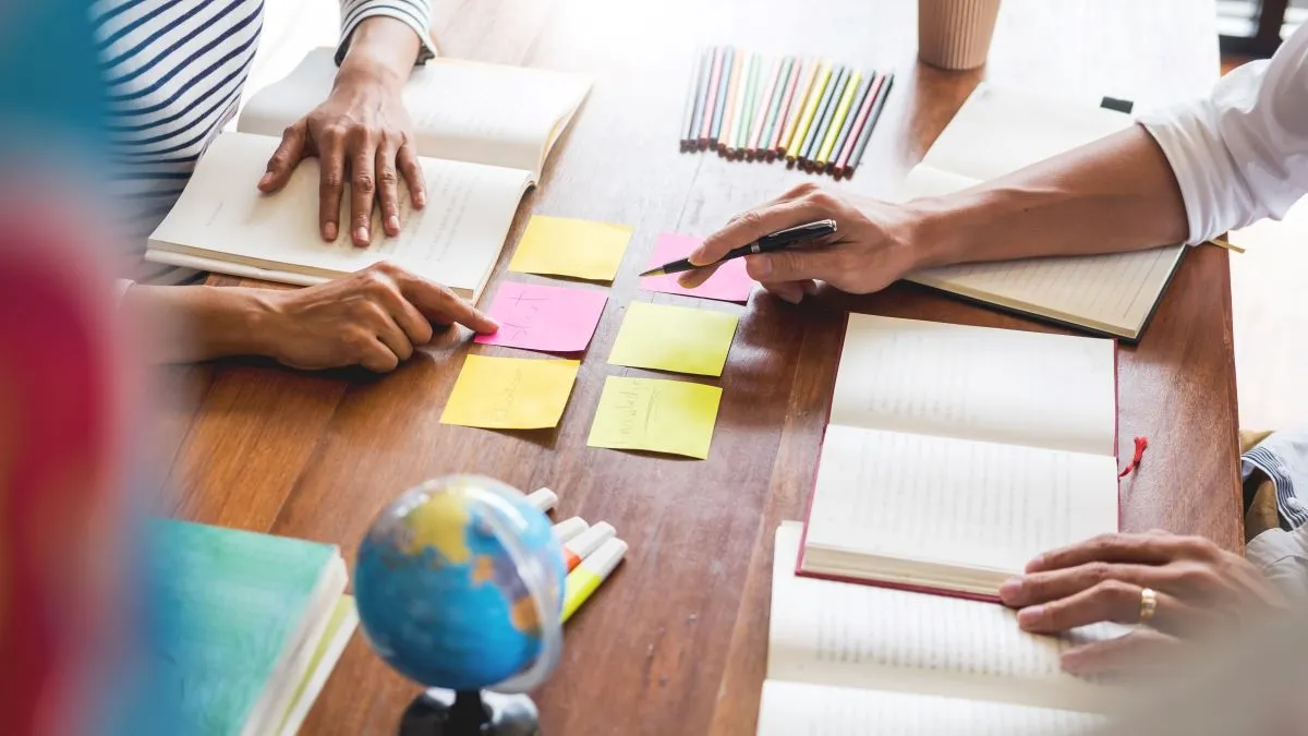 Kids taking notes and helping each other in a Greek classroom.